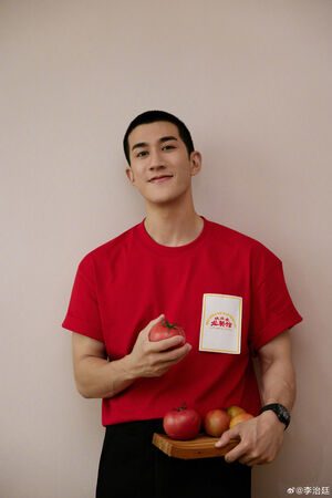 李治廷中秋宣布当爸 晒手牵宝宝小手照报喜 1 ▲▼陸劇男神中秋節宣布當爸!李治廷「大手牽寶寶小手」放粉色花月餅。(圖/翻攝自微博)