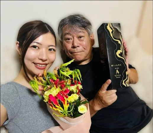 ▲▼62歲日劇知名綠葉岡山一宣布結婚！　娶小33歲嬌妻甜喊：要活得長長久久。（圖／翻攝自X／naaatsu62）