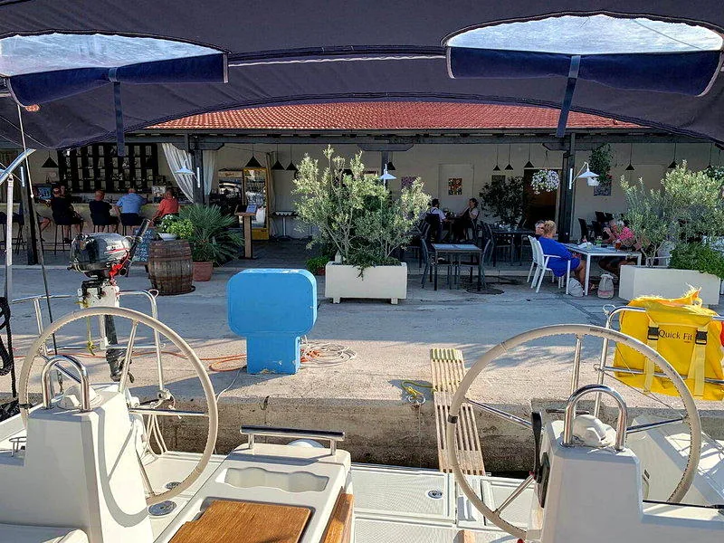 停靠在餐廳前面。(圖皆為作者提供)