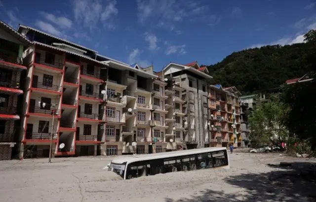 2023年10月8日，在印度锡金邦朗波（Rangpo）一个湖泊溃决后引发的山洪暴发中，一辆巴士被洪水带来的碎石瓦砾覆盖。