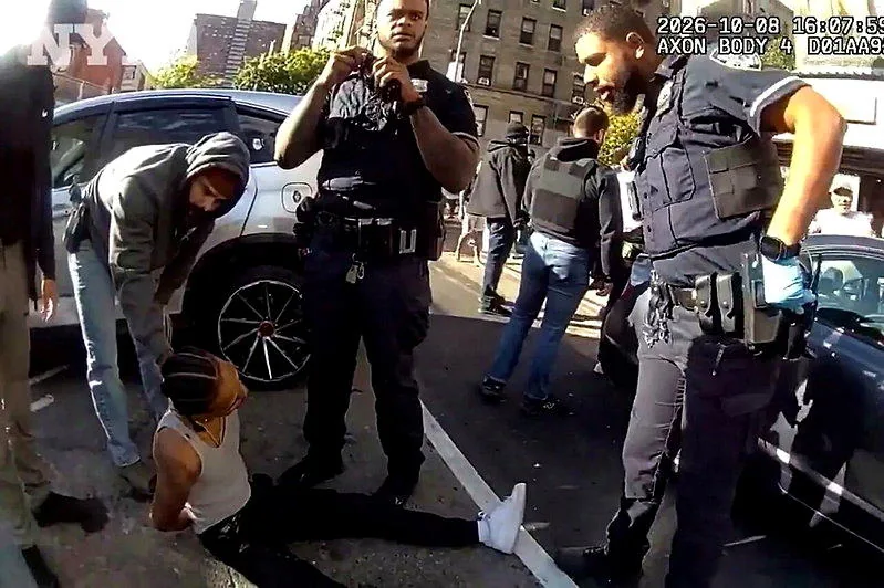 ICE纽约开枪 法院暂阻遣返伤者 曼达尼交涉两小时未果 3 ICE探員在布朗士大理山開槍擊傷貝加爾,市警翌日公布隨身攝影畫面,記錄警員到場救...