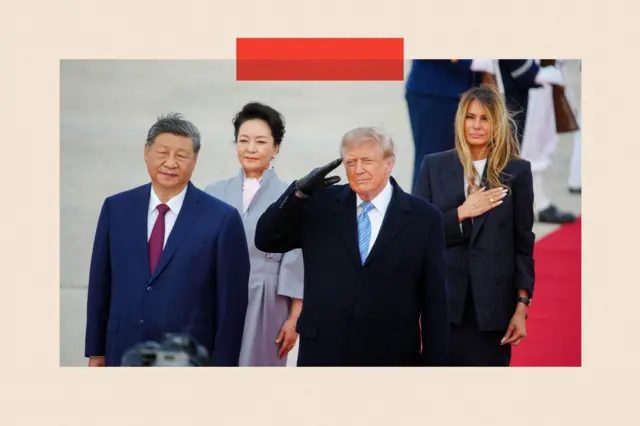 特朗普与习近平站在红地毯上，两人的夫人站在他们身后。两人均身穿深色西装。特朗普正在敬礼。