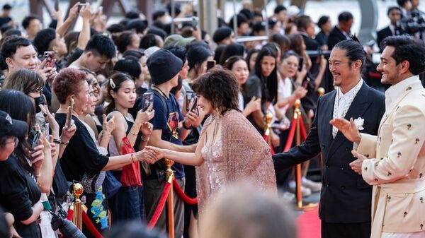 ▲《拾荒法師》入選泰國曼谷國際電影節午夜單元開幕片，女主角何超（中）與監製陳子聰（左）、Iman（右）登上開幕紅毯。（圖／852Films提供）