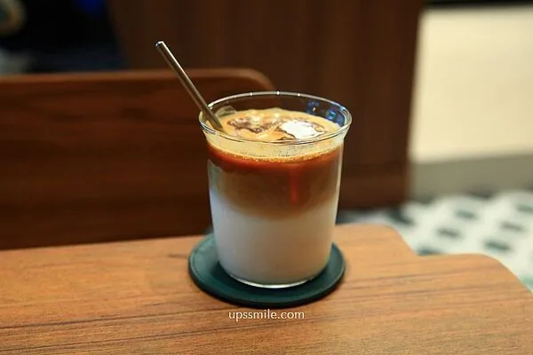 ▲▼Caffè Fortuna走木質調風格，也是寵物友善咖啡廳。（圖／《UPSSMILE向上的微笑萍子》授權提供）