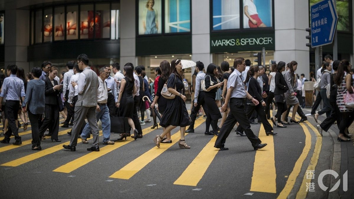 港人月入中位数23400元 金融业称冠达41300元 1 月入中位數最高的行業類別前3名分別是「金融及保險」(41,300元)、「公共行政、社會及個人服務」(28,200元)、「進出口貿易及批發」(25,000元)。(資料圖片)