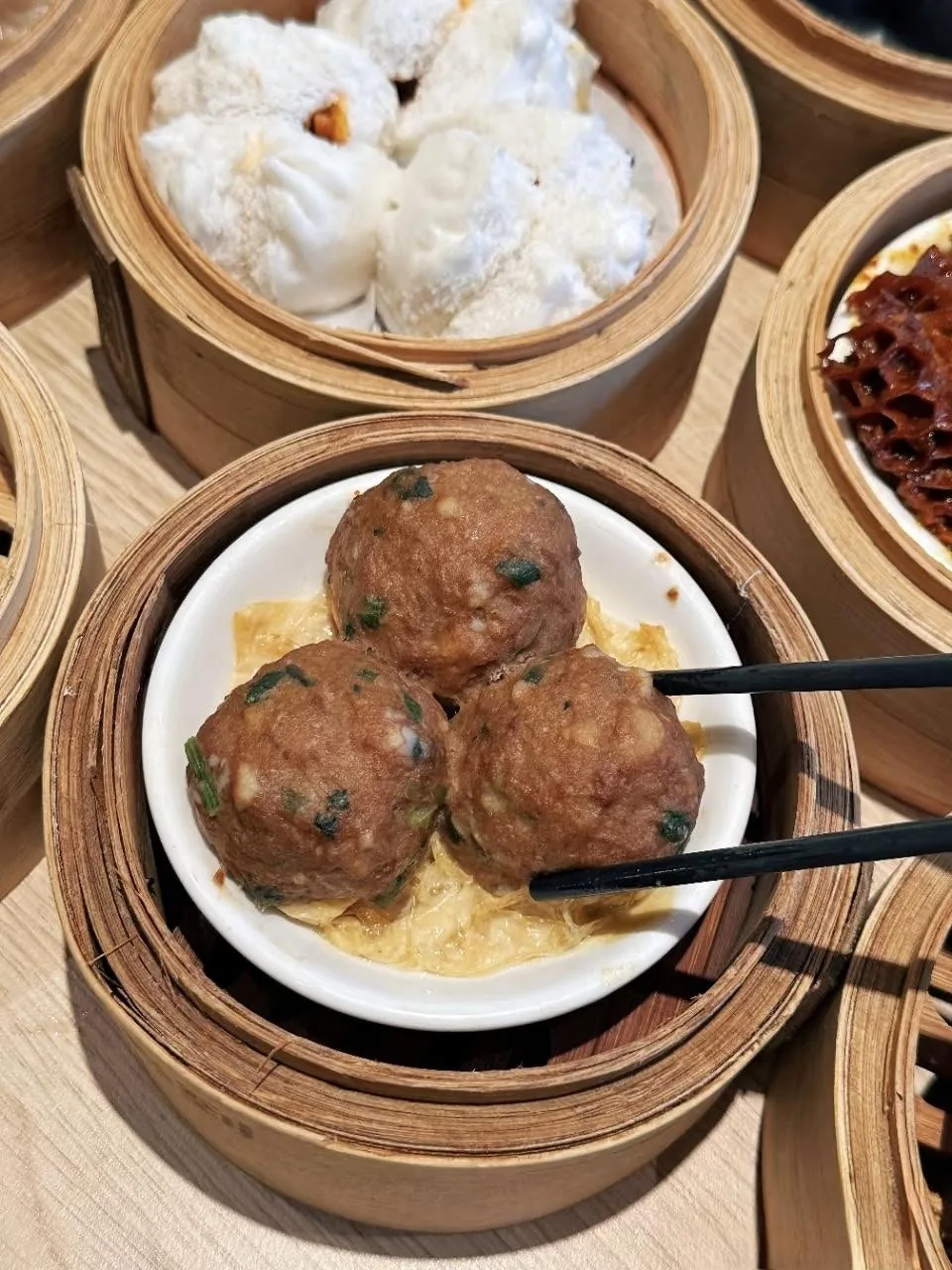 點心單價普遍定在$18至$35之間，並設有兩件裝選項。（小紅書@你美式吧）