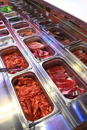 ▲▼豬先生韓式燒肉鍋物吃到飽的環境與餐點。（圖／《UPSSMILE向上的微笑萍子》授權提供）