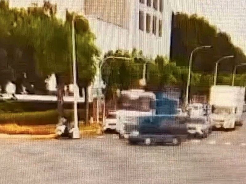嘉義新港鄉一處工業區今早行車糾紛爆衝突，34歲潘男疑似持「車檔」猛毆53歲徐姓聯結車駕駛。記者黃于凡／翻攝