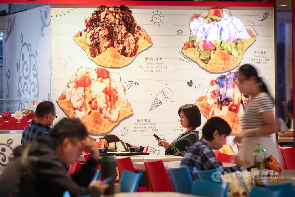 新北市树林区一处商场美食街的用餐人群
