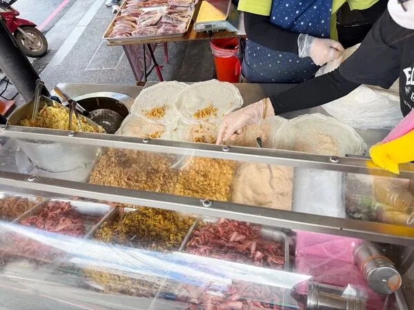▲▼鶯歌來來現做潤餅的現做潤餅。（圖／《Viviyu小世界》授權提供）