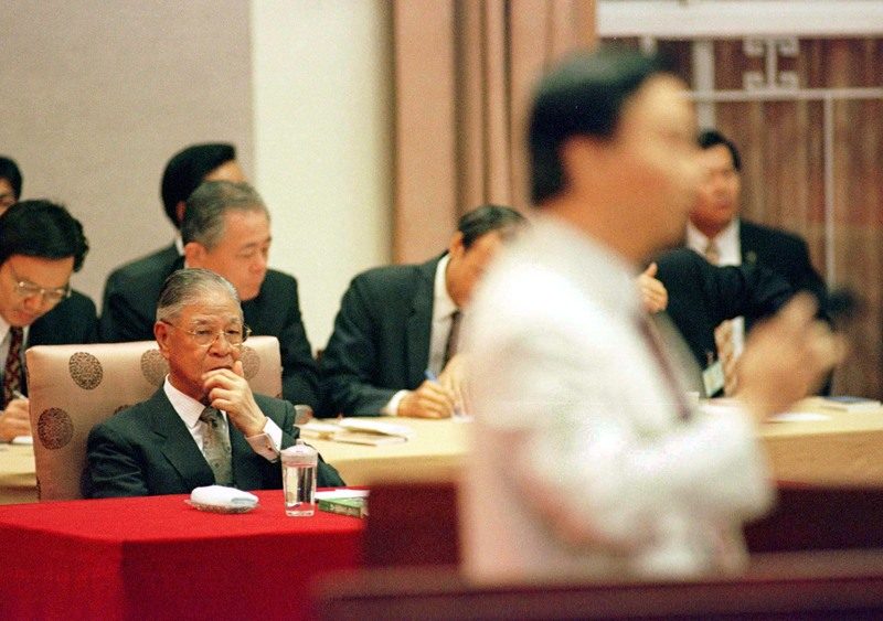 以多国解密文件,重新审视李登辉与他的时代──专访美国胡佛文件馆东亚馆藏部主任林孝庭 6 1999年7月27日,時任總統的李登輝在國民大會會議上,聆聽來自新黨的國大代表馮滬祥嚴厲批評其兩岸政策。(攝影/Simon Kwong/REUTERS/達志影像)