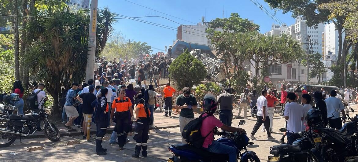 地震后，哥伦比亚卡利一处建筑工地倒塌，救援人员和民众聚集在现场。