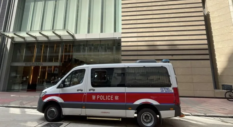 可疑粉末信事件报道中的香港警车停在大厦外。
