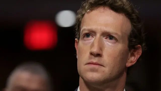 2026年1月31日，Meta行政总裁朱克伯格（Mark Zuckerberg）在德克森参议院办公大楼（Dirksen Senate Office Building）出席参议院司法委员会听证会作供。
