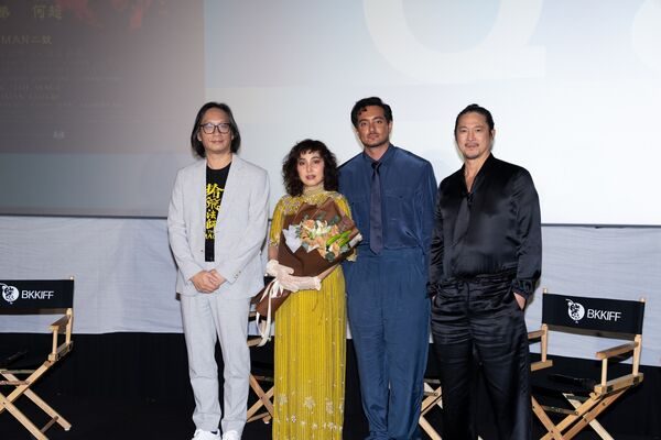 ▲《拾荒法師》泰國曼谷國際電影節首映會，《拾荒法師》泰國曼谷國際電影節國際記者會，導演彭發（左起）、女主角何超、特別演出IMAN、監製陳子聰。（圖／852Films提供）