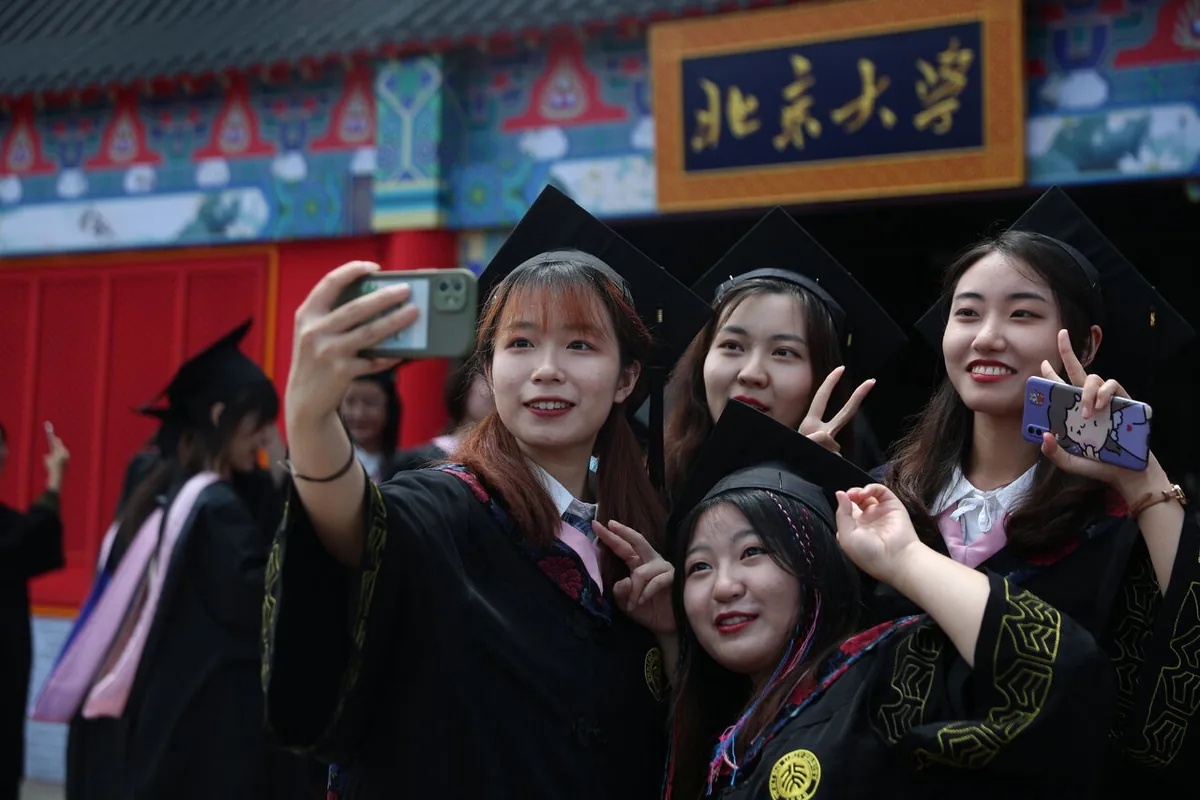 2021年北京大学本科生毕业典礼上的女毕业生