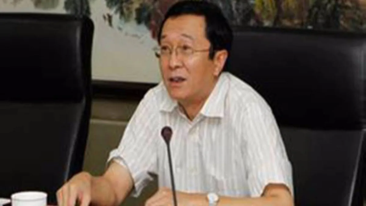 潘良在会议桌前发言的资料照片