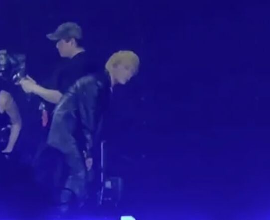 怕摄影师摔下2公尺舞台!GD「秒伸手救人」暖举曝 妻子谢:救了我老公 3 ▲▼怕攝影師摔下2公尺舞台!GD「秒伸手救人」。(圖/翻攝自IG、韓網)