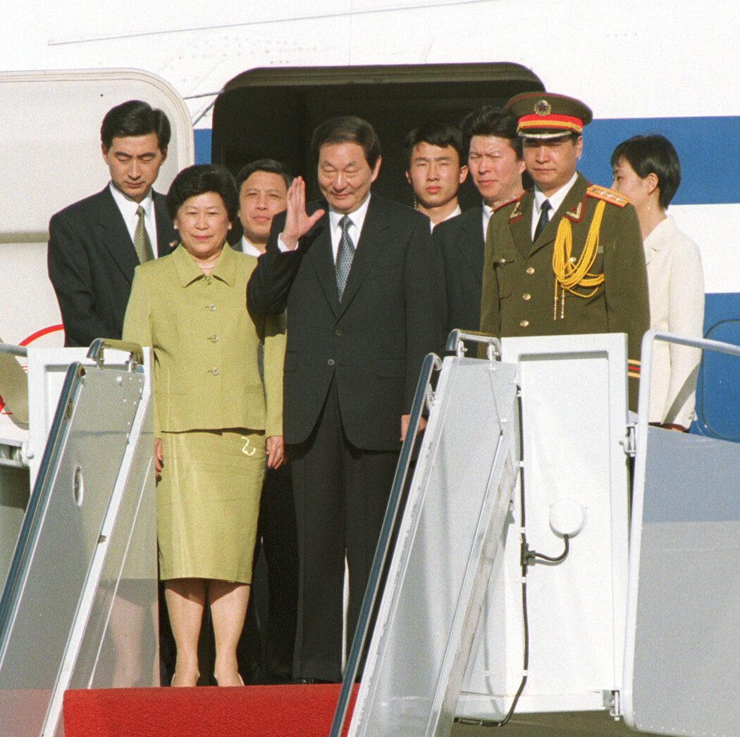 敢于说真话的铁腕总理:中国民众如何悼念朱镕基 1 1999年,时任中国总理朱镕基抵达华盛顿。在国外,朱镕基最被人铭记的事迹是他在2001年就中国加入世界贸易组织展开谈判。