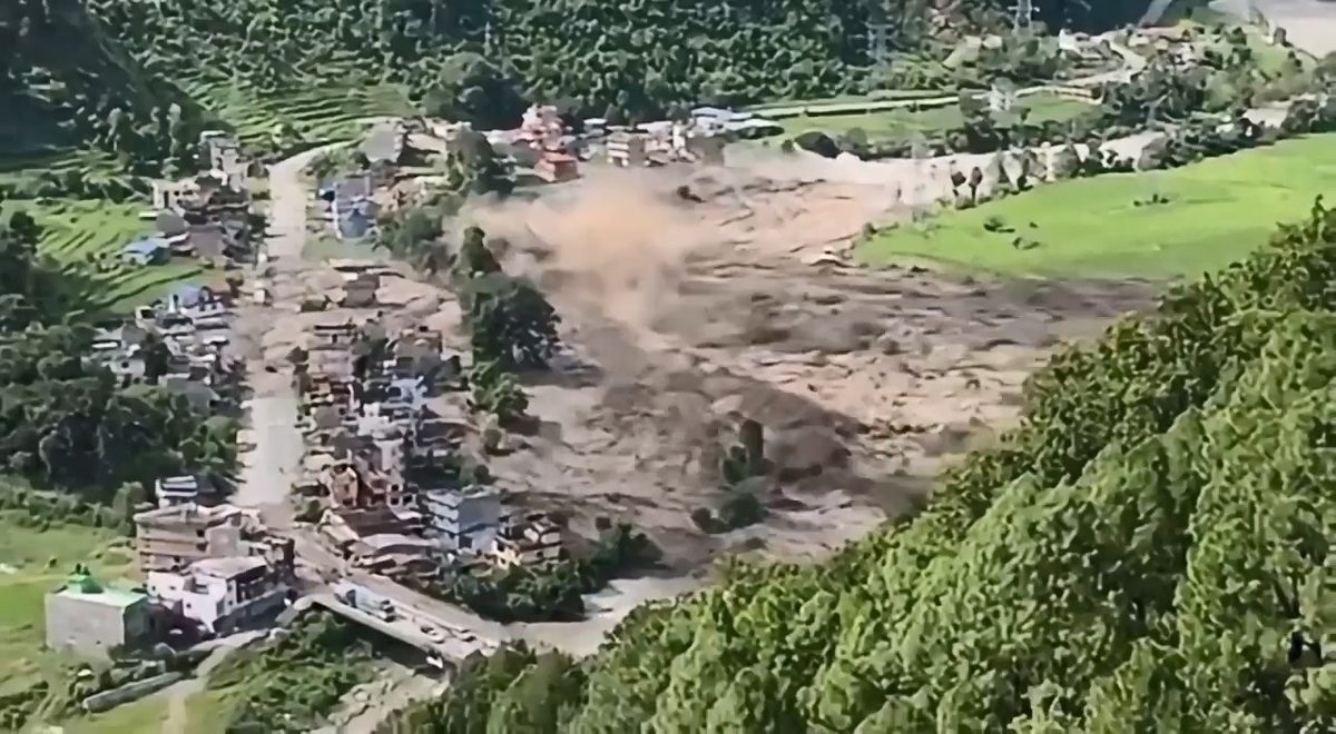 尼泊尔泥石流逾800死亡 时间轴曝光 3个月前曾向中国求预警资讯 3 尼泊爾與中國西藏邊境8月26日發生造成大量傷亡的泥石流,在尼泊爾一側,多條村莊遭沖毀,房屋受破壞,影片顯示事發時洪水快速湧向村莊,把當地村莊淹沒。(X@ratanji)