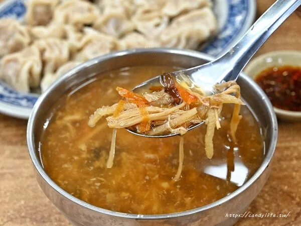 台中上上水饺一颗只要3元 外皮Q弹、特制辣椒酱受老饕推荐 9 ▲▼上上水餃的平價水餃與市場用餐環境。(圖/《糖糖's 享食生活》授權提供)