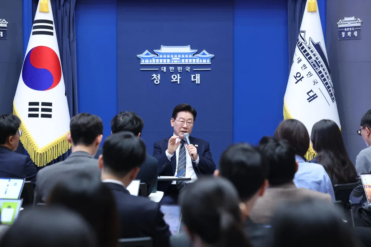2026年10月19日,韩国总统李在明在首尔青瓦台春秋馆与记者座谈。