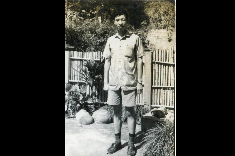 父亲遭控匪谍枪决 李哲洋一生颠沛 儿子拍片抢救史料 1 1967年,民歌採集途中的李哲洋。(圖片提供/公視紀錄觀點《獨奏者之舞》)