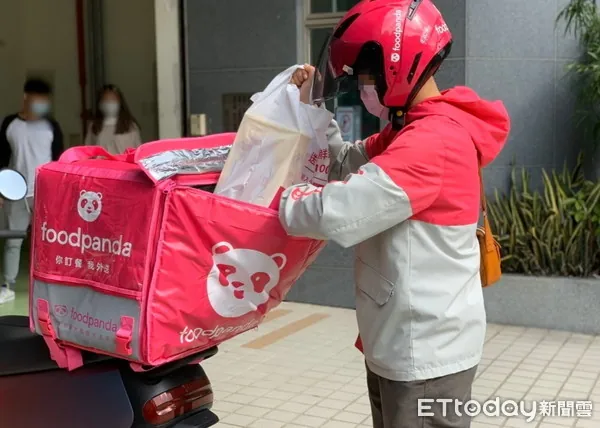 foodpanda外送员整理餐点的资料照片。