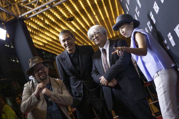 阮经天新片多伦多首映破千人挤爆 主创变装神还原全场沸腾 3 ▲電影《狂忘警探》在多倫多「午夜瘋狂」單元進行首映,場內3層樓擠滿千位觀眾力挺,(左起:多倫多國際影展主席、導演SABU)。(圖/文策院提供)