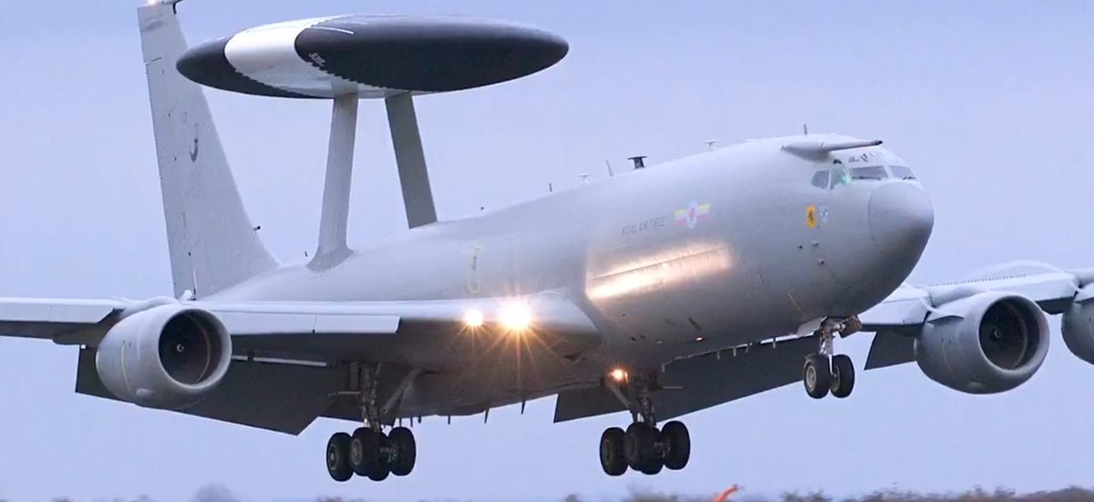 揭中国舰载机3种海上空中加油战术 空警-600为何不具备这能力? 9 服役於英國空軍的E-7預警機。(X@RoyalAirForce影片截圖)