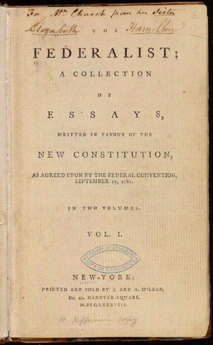 「聯邦黨人文集」第一卷 (1788年)的扉頁。這本是亞歷山大·漢彌爾頓的妻子伊麗...