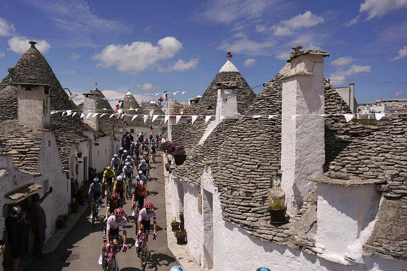 環義自行車賽去年在義大利普利亞(Puglia)典型的圓頂石屋(trulli)間騎...