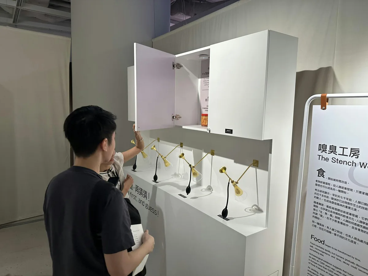 是次展覽重頭戲：嗅臭工房。（記者 何加祺攝）