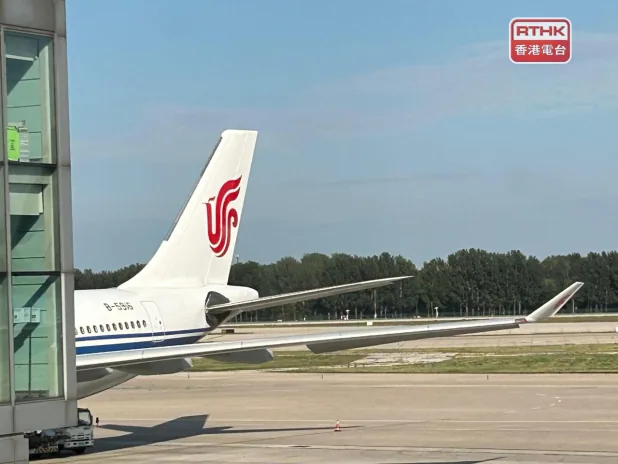 一架中国国际航空公司的客机停在机场