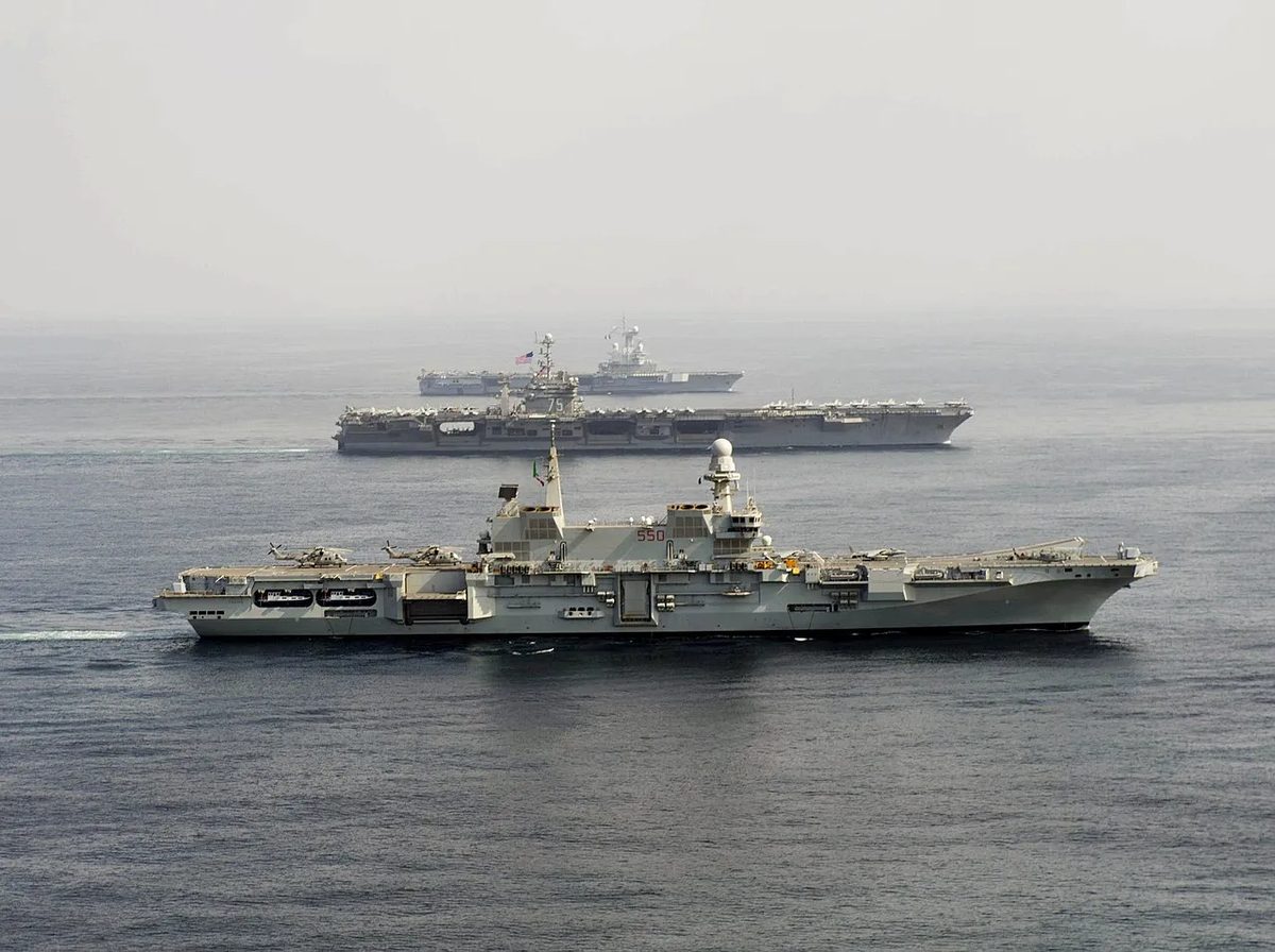 義大利加里波底號航空母艦和美國海軍杜魯門號共同演習。（取自美國海軍）