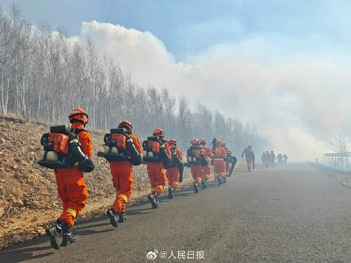 內蒙緊急調集消防救援機動隊伍及地方撲火隊伍，總計超過2000人。（微博@人民日報）