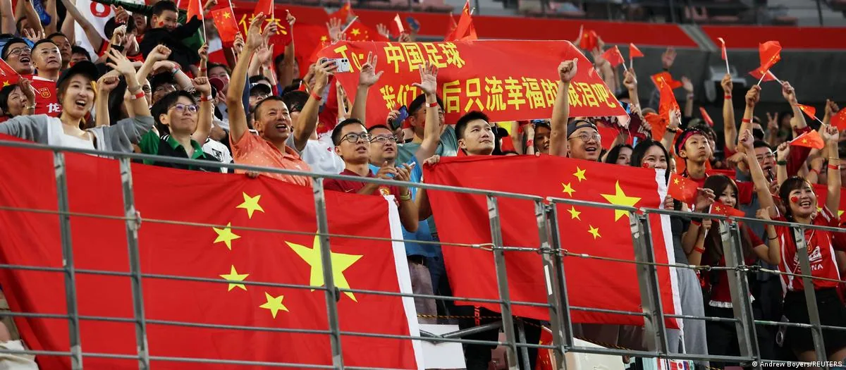 名古屋亚运“禁台湾旗”争议:日本为何如此谨慎? 1 球迷展示中国国旗五星红旗