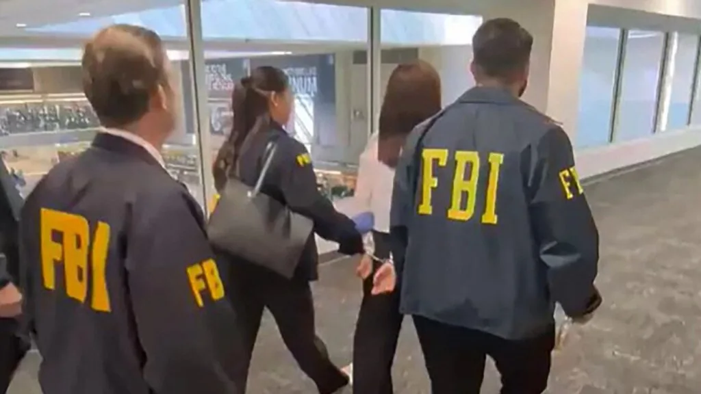 同车的人已飞往中国,张婉莹为何不准交保? 1 FBI探员在洛杉矶国际机场押送张婉莹