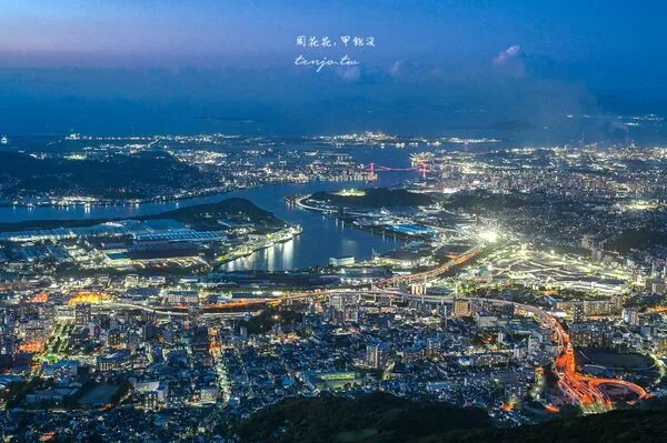 北九州皿仓山夜景攻略!免费接驳巴士、缆车票价一次看 1 ▲▼日本北九州皿倉山展望台的纜車交通、夕陽與夜景。(圖/《周花花》授權提供)