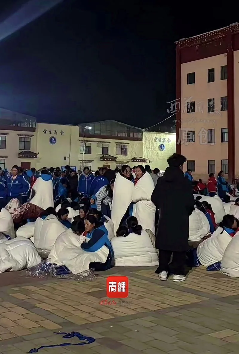 西藏那曲7级地震致16人遇难54人受伤 入夜气温低于零度救援困难 1 民眾出外避難。圖/取材自微博