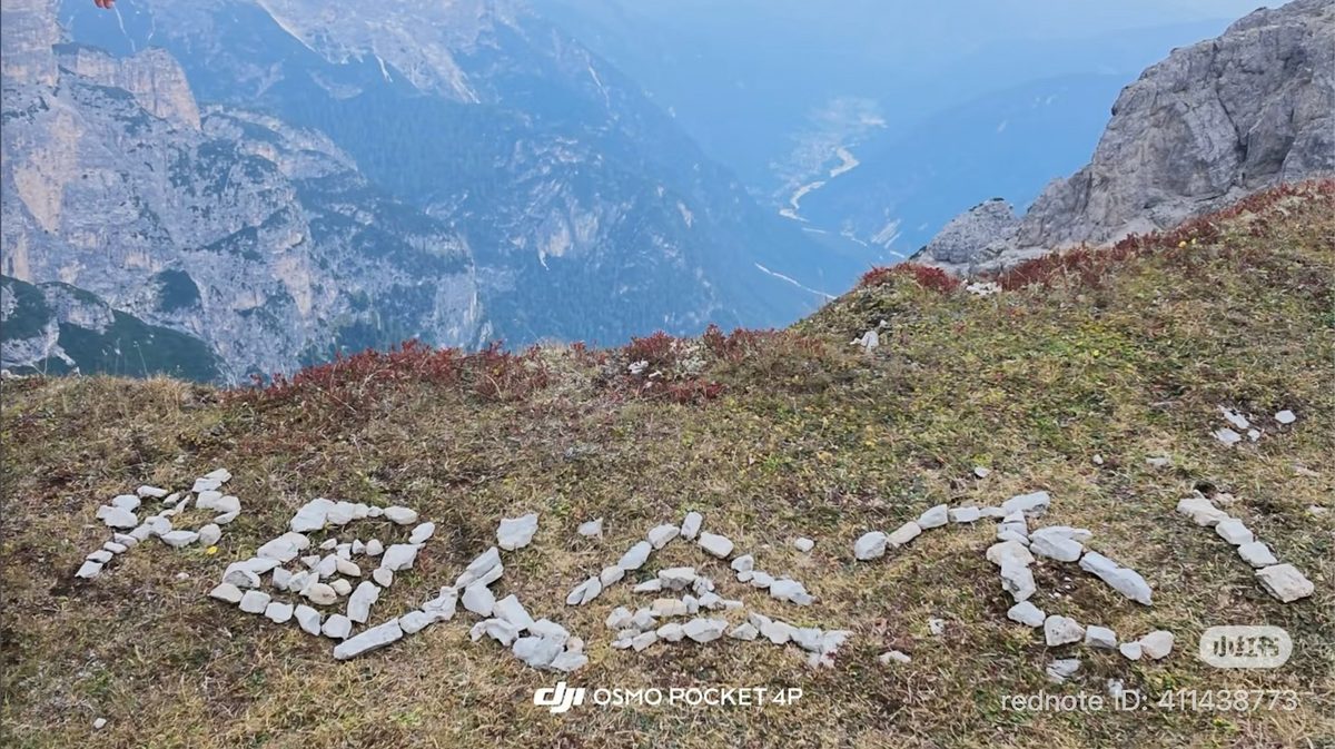 十一假期全球景点沦陷 澳洲景点九成中国游客、意大利深山现石头打卡 4 阿柒多在多洛米蒂三峰山(Tre Cime di Lavaredo),有中國遊客用白色石頭在地面擺出「中國人會飛」的字樣。