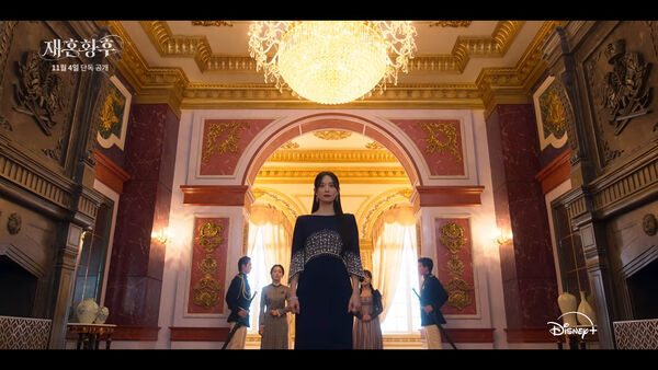 申敏儿新剧遭老公带小三回家 忍痛提离婚再嫁李钟硕 1 ▲▼ 小三進家門!申敏兒再婚李鐘碩 《再婚皇后》綠茶下馬威:叫妳姊姊?。(圖/翻攝自Disney+)