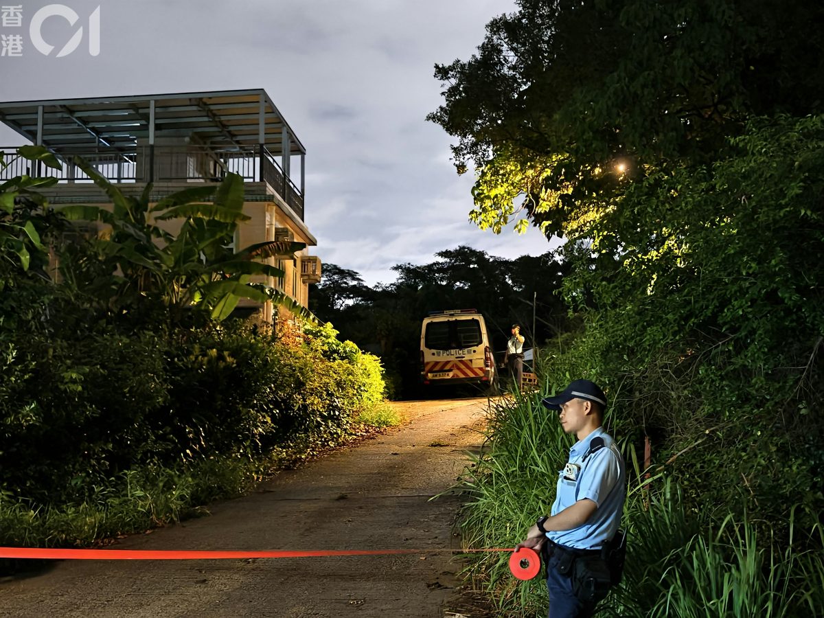 打鼓岭狗咬死人|33岁女身亡登微博热搜第一 网民激辩养犬规管 1 警方封鎖上址現場位置,交由重案組跟進事件。(王譯揚 攝)