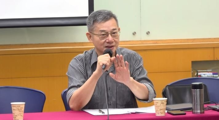 民调专家戴立安在台北市长选情民调记者会上发言