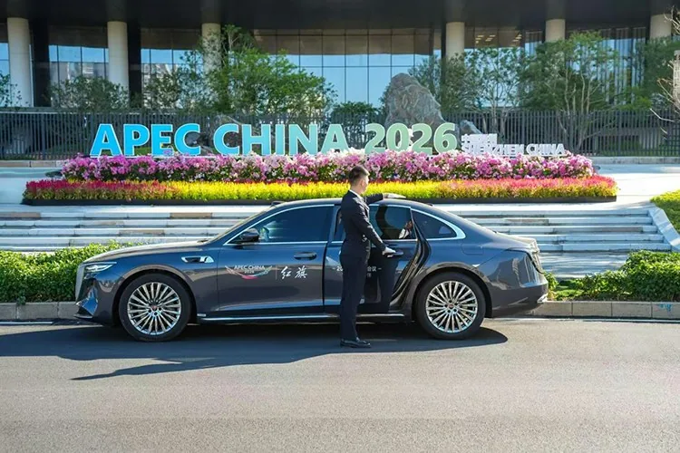 告别平治别克 深圳APEC国宾车换国产 红旗比亚迪交付近1400辆车 6 作為2026年APEC會議的官方合作夥伴,中國一汽紅旗與比亞迪集團日前先後在深圳舉行車輛交付儀式。(深圳之窗)