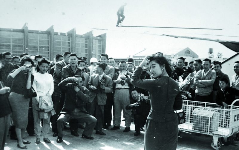影劇記者在台北松山機場拍攝女星來台，左1持相機拍照者為伊夢蘭。（照片提供／伊夢蘭家屬）