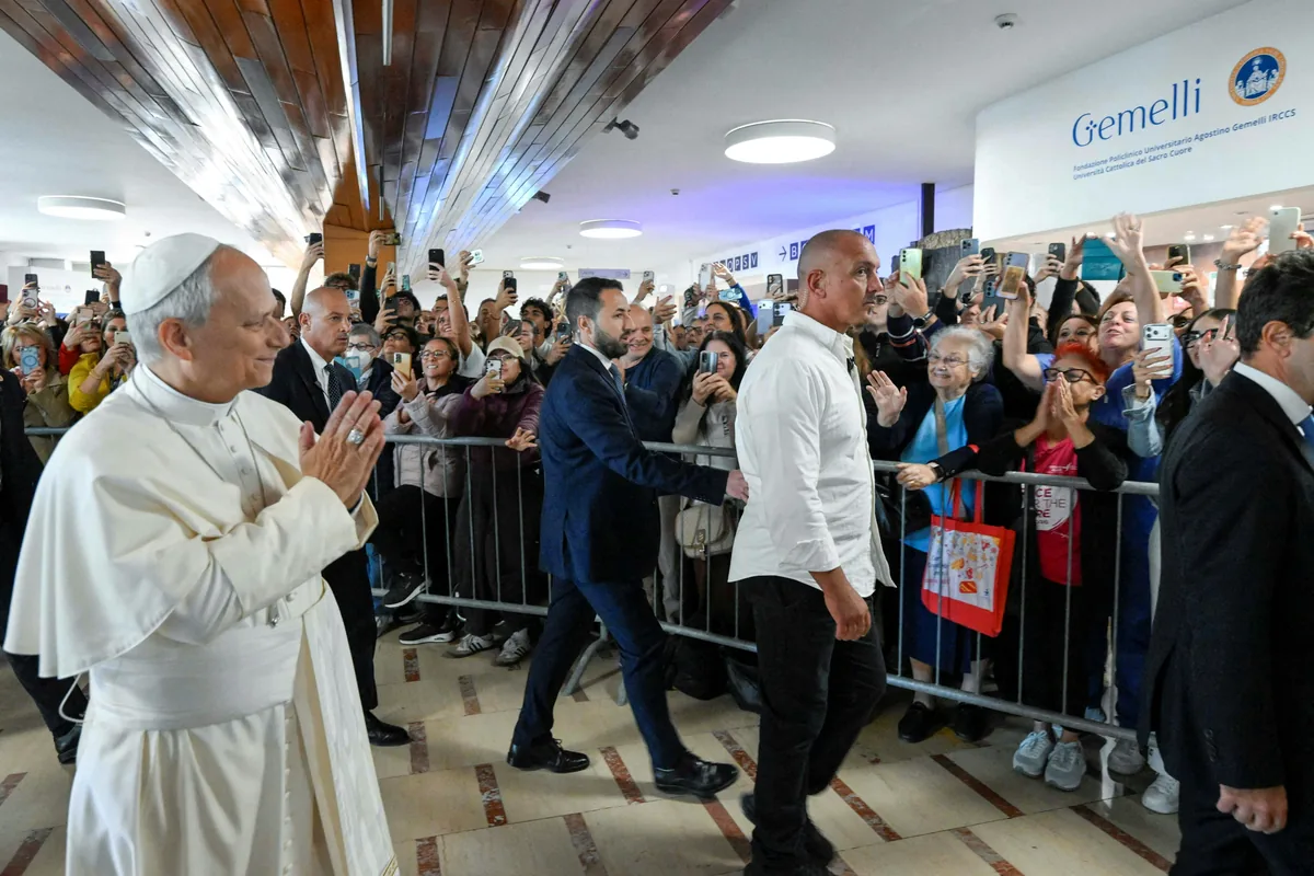 2026年10月13日，教宗良十四世（Pope Leo XIV）抵達羅馬傑梅利醫院（Gemelli hospital），準備接受肺結節切除手術。（Vatican Media/­Simone Risoluti/Handout via REUTERS）