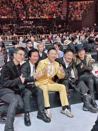 ▲▼黃舒駿曬5音樂大咖神級同框！網嘆「全在對岸燃燒」。（圖／翻攝自臉書／黃舒駿）
