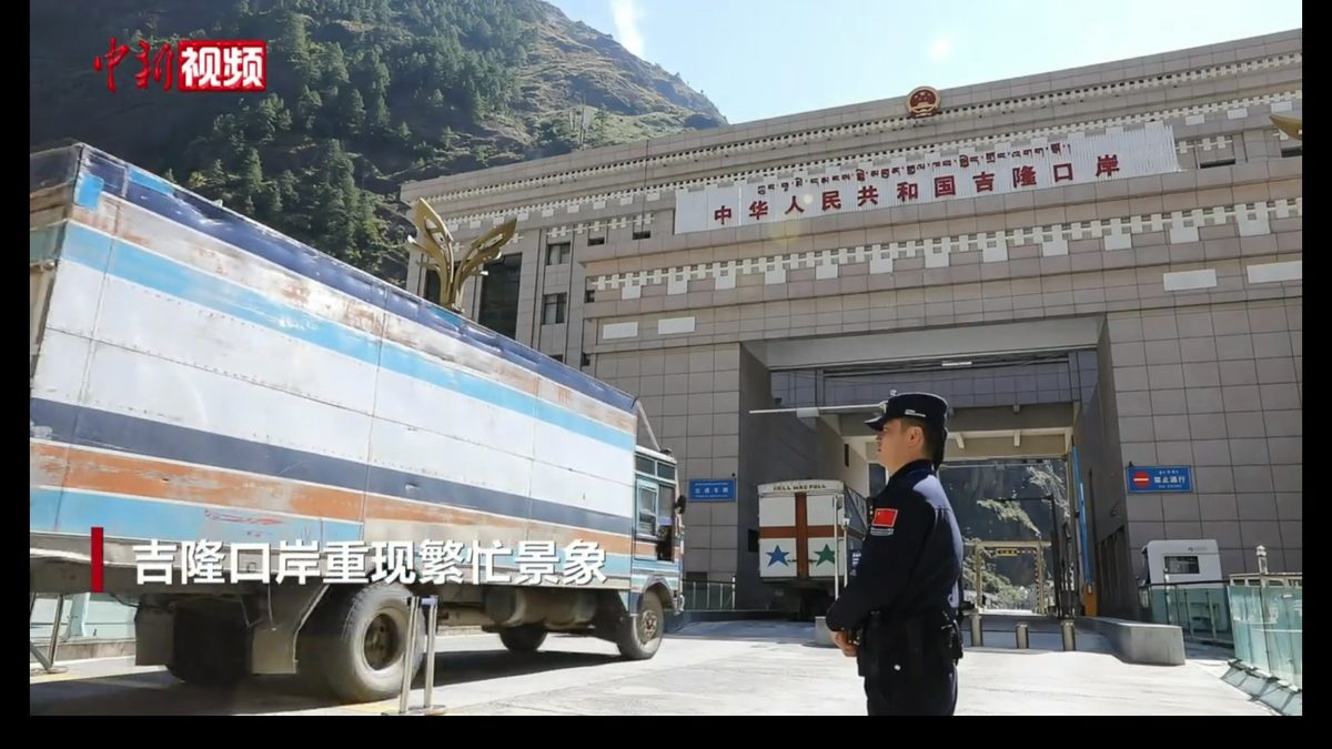 西藏泥石流|事发地去年泥石流17人失联 专家曾吁小心冰湖再溃决 8 2024年年底,西藏吉隆出入境邊防檢查站全力做好口岸道路復通工作。(中新社)