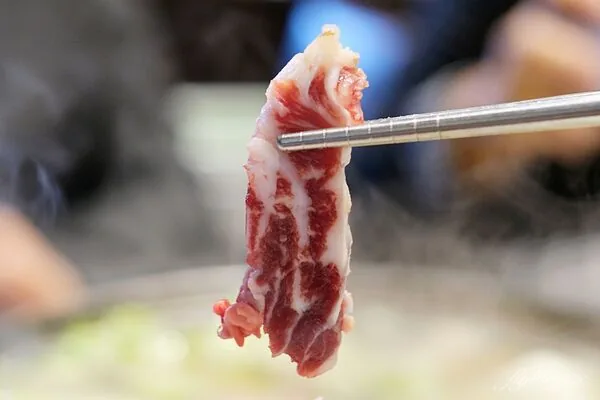 曾获必比登推荐的尚牛二馆搬北屯 温体牛钻石肉角有嚼劲 29 ▲▼台中北屯尚牛二館溫體牛肉鍋、牛肉盤與牛筋鍋底。(圖/《飛天璇的口袋》授權提供)